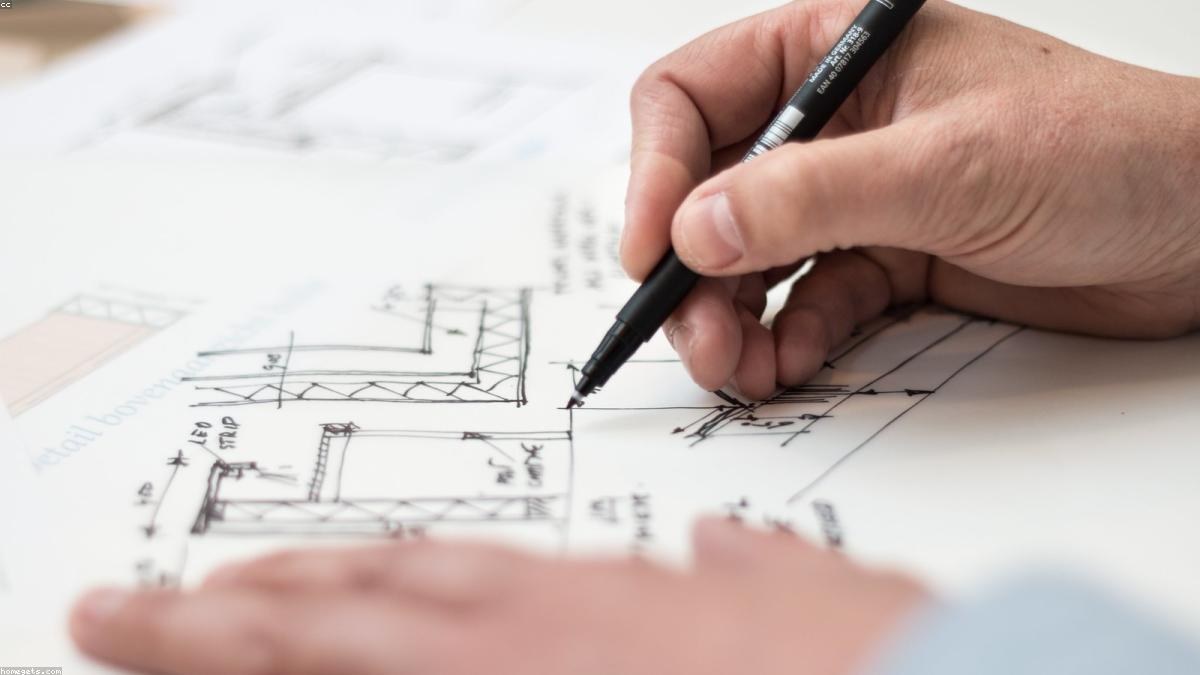 Arquiteto Online vs. Presencial: Qual a Melhor Escolha para Construir ou Reformar com Segurança?